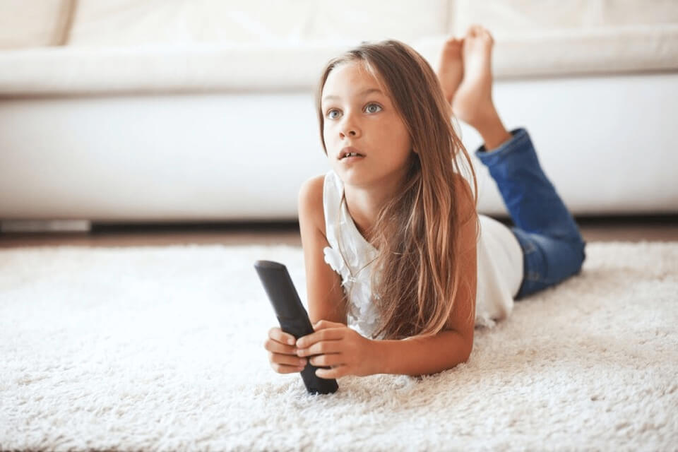 kids content superherokids - girl with TV remote